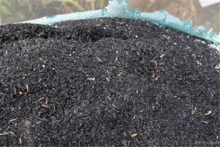 稻殼的燃燒能產(chǎn)生約為3900千卡/公斤的熱量和13一15%的稻殼灰，按250萬噸計可得到35萬萬左右的稻殼灰。