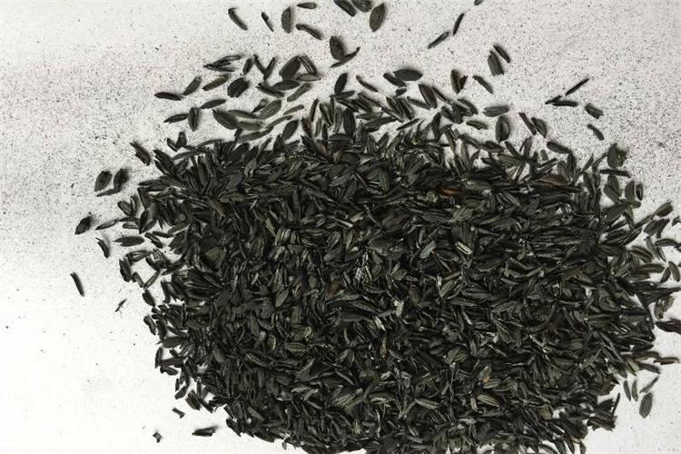 稻殼灰是利用稻殼燃料燃燒或氣化過程所產(chǎn)生的一種廢渣，你可別小看這個廢渣，它的作用刻不容緩小覷